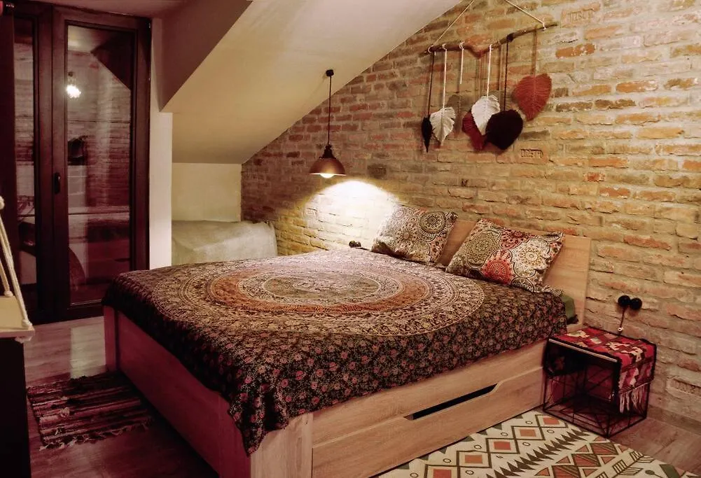 Magic Attic In Historical House Apartman Tbiliszi
